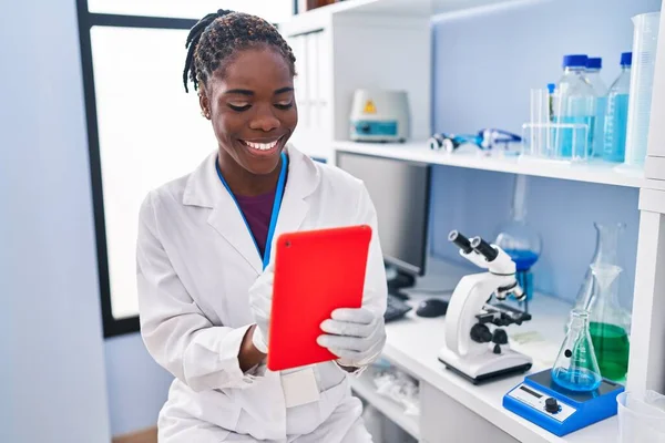 African American Woman Wearing Scientist Uniform Using Touchpad Laboratory — Stock Photo, Image