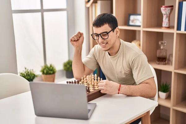 Jonge Arabier Man Spelen Schaken Online Schreeuwen Trots Vieren Overwinning — Stockfoto