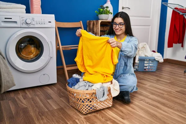 Νεαρή Ισπανίδα Που Κρατάει Πετσέτα Και Πλένει Ρούχα Στο Πλυσταριό — Φωτογραφία Αρχείου