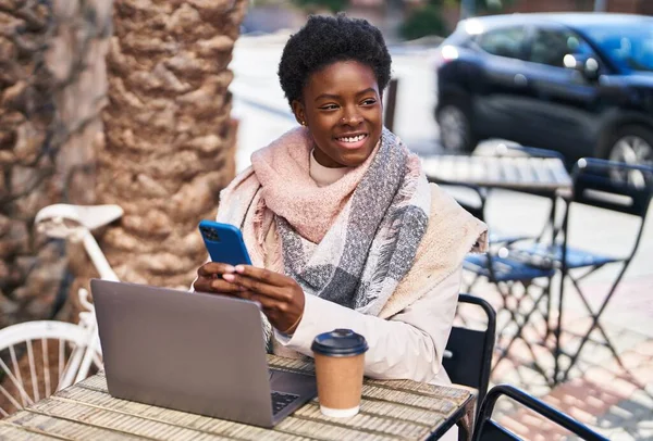 Laptop Akıllı Telefon Kullanan Afro Amerikalı Bir Kadın Kahve Dükkanının — Stok fotoğraf