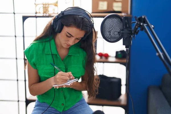 Молодая Латиноамериканка Сочиняет Песни Музыкальной Студии — стоковое фото