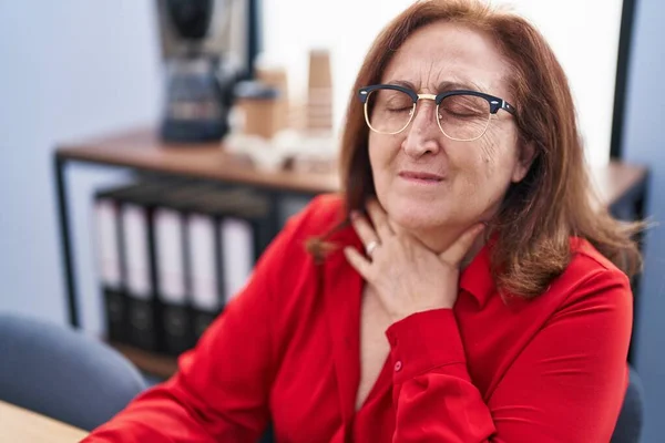 Senior Woman Business Worker Suffering Throat Pain Office — Fotografia de Stock