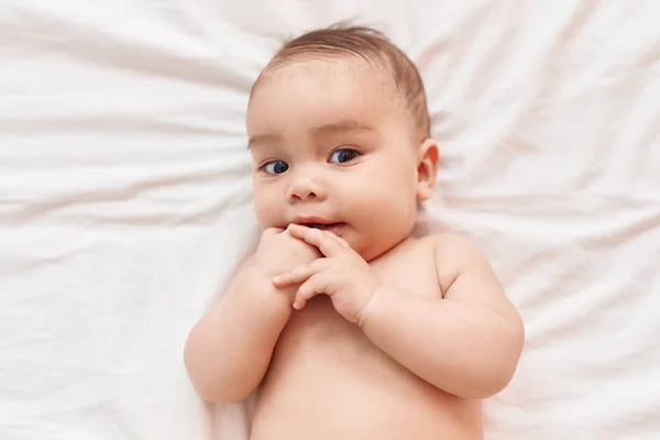 Adorável Criança Hispânica Deitada Cama Chupando Dedo Quarto — Fotografia de Stock