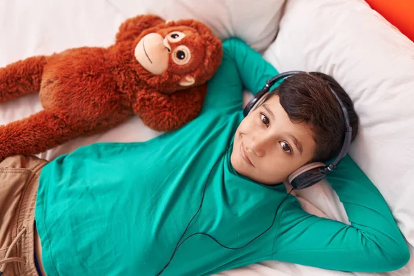 Очаровательный Латиноамериканец Слушает Музыку Лежащую Кровати Спальне — стоковое фото