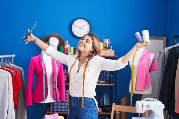 Young Woman Tailor Smiling Confident Holding Scissors Thread Sewing Studio — Stock Photo, Image