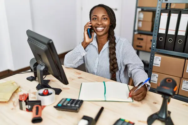 Afričanky Americká Žena Ecommerce Obchodní Pracovník Mluví Smartphone Psaní Notebooku — Stock fotografie