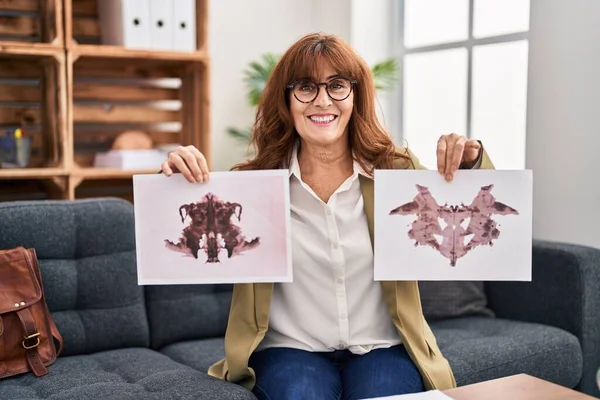 Middle Age Hispanic Woman Working Rorschach Test Psychology Clinic Smiling — 图库照片