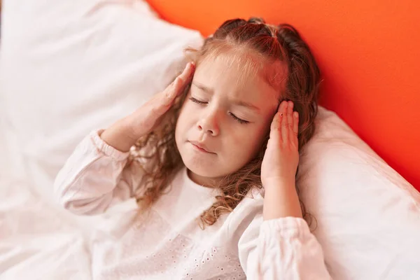 Liebenswertes Blondes Kleinkind Liegt Auf Bett Und Leidet Unter Kopfschmerzen — Stockfoto
