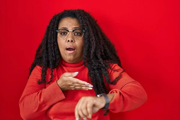 Size Hispanic Woman Standing Red Background Hurry Pointing Watch Time — Fotografia de Stock