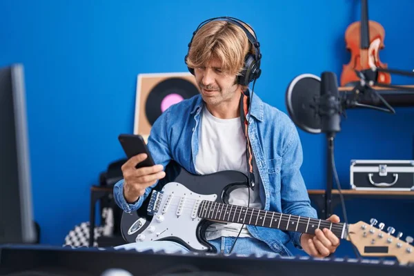 Jovem Artista Usando Smartphone Segurando Guitarra Elétrica Estúdio Música — Fotografia de Stock