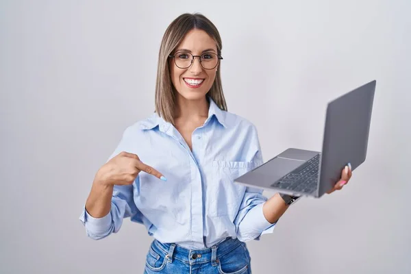 Young Woman Working Using Computer Laptop Looking Confident Smile Face — Stock Photo, Image