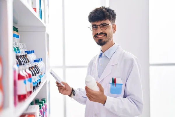 Joven Hombre Hispano Farmacéutico Sosteniendo Píldoras Botella Lectura Preascripción Farmacia — Foto de Stock