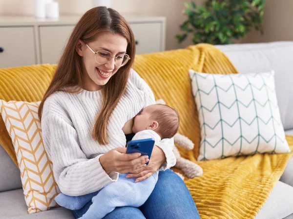Mãe Filho Usando Smartphone Bebê Amamentação Casa — Fotografia de Stock