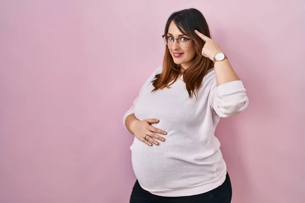 Pregnant Woman Standing Pink Background Smiling Pointing Head One Finger — ストック写真