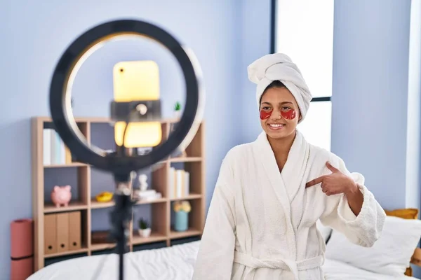 Hispanic Woman Dark Hair Recording Beauty Tutorial Smartphone Home Pointing — Stock Photo, Image