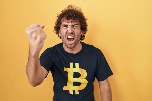 Latynoski Młodzieniec Koszuli Bitcoin Wściekły Szalony Podnoszący Pięść Sfrustrowany Wściekły — Zdjęcie stockowe