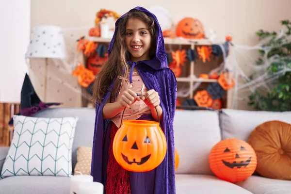 Adorable Chica Hispana Con Disfraz Halloween Sosteniendo Canasta Calabaza Casa —  Fotos de Stock