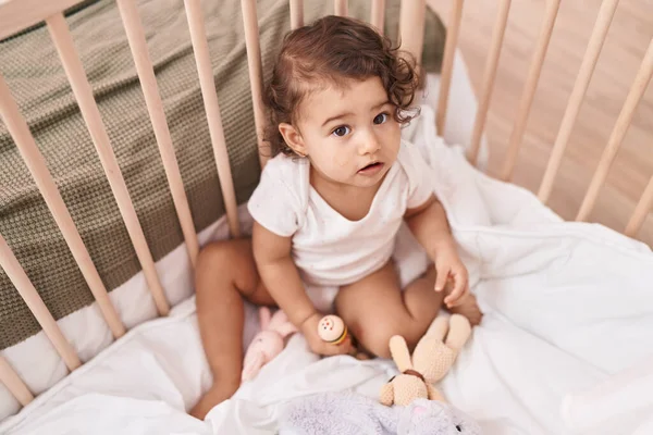 Entzückendes Hispanisches Kleinkind Das Selbstbewusst Auf Der Wiege Schlafzimmer Sitzt — Stockfoto