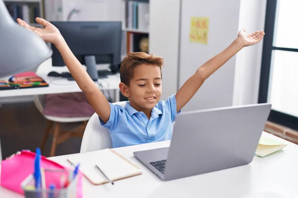 Liebenswerter Hispanischer Junge Mit Laptop Und Fröhlichem Gesichtsausdruck Klassenzimmer — Stockfoto