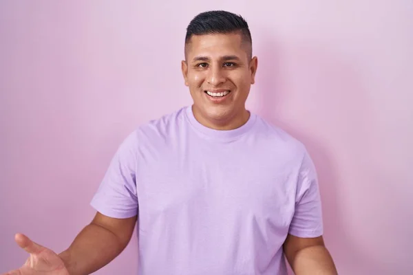 Junger Hispanischer Mann Der Vor Rosa Hintergrund Steht Fröhlich Lächelnd — Stockfoto