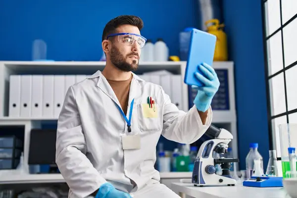 Ung Latinamerikan Man Bär Vetenskapsman Uniform Med Pekplatta Laboratoriet — Stockfoto