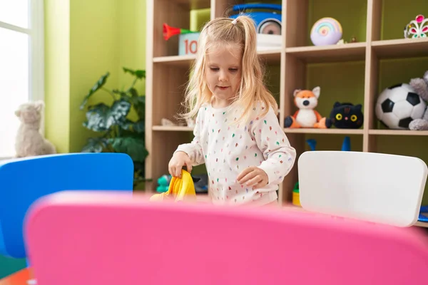 Liebenswertes Blondes Mädchen Vorschulkind Lächelt Zuversichtlich Öffnenden Rucksack Kindergarten — Stockfoto