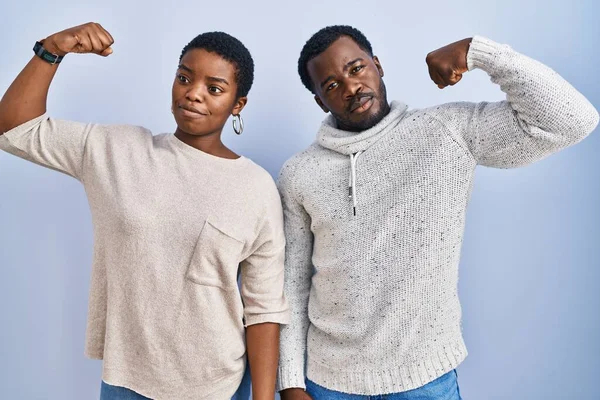 Jeune Couple Afro Américain Debout Sur Fond Bleu Ensemble Personne — Photo
