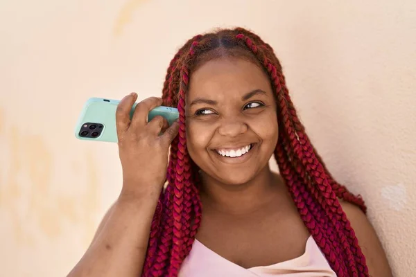 Afro Amerikalı Kadın Gülümsüyor Caddedeki Akıllı Telefondan Kendine Güvenen Sesli — Stok fotoğraf