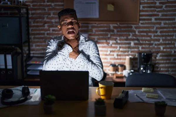Young Hispanic Man Working Office Night Shouting Suffocate Because Painful — Stock Photo, Image