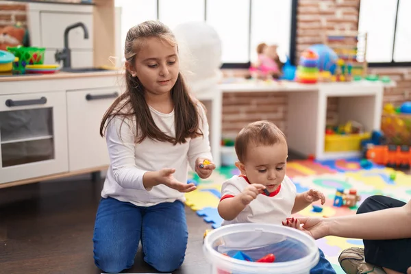 Bruder Und Schwester Spielen Kindergarten Mit Bauklötzen — Stockfoto