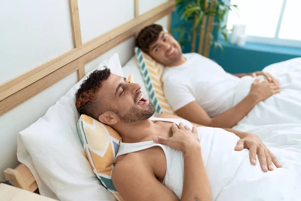Twee Spaanse Mannen Paar Glimlachen Zelfverzekerd Liggend Bed Slaapkamer — Stockfoto