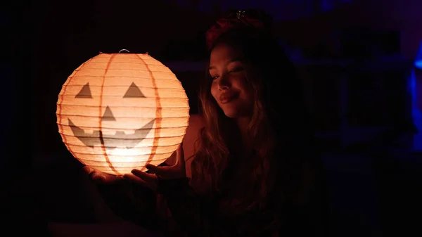 Young Beautiful Hispanic Woman Wearing Katrina Costume Holding Halloween Lamp — Fotografia de Stock