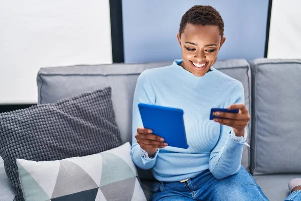 Mujer Afroamericana Usando Touchpad Tarjeta Crédito Sentada Sofá Casa —  Fotos de Stock