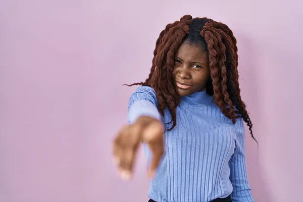 Afrikanerin Die Über Rosa Hintergrund Steht Und Unzufrieden Und Frustriert — Stockfoto