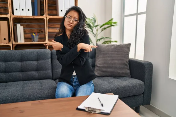 Young Asian Woman Consultation Office Pointing Both Sides Fingers Different — Stock Photo, Image