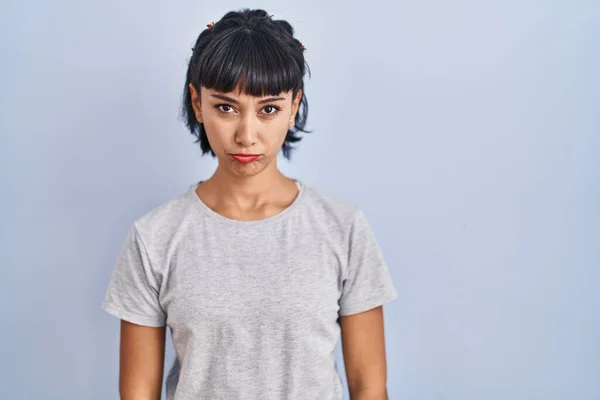 Jonge Spaanse Vrouw Draagt Casual Shirt Blauwe Achtergrond Depressief Zorgen — Stockfoto
