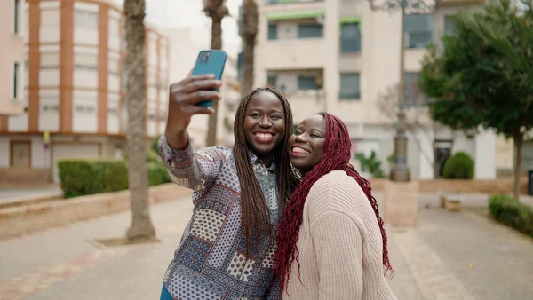 Dos Amigos Afroamericanos Sonriendo Confiados Haciendo Selfie Junto Smartphone Parque —  Fotos de Stock