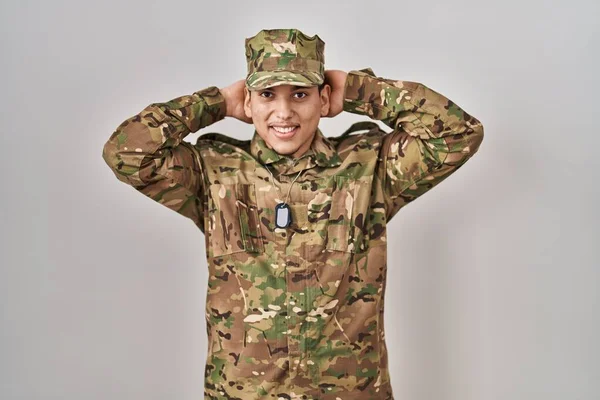 Jonge Arabier Man Draagt Camouflage Leger Uniform Ontspannen Strekken Armen — Stockfoto