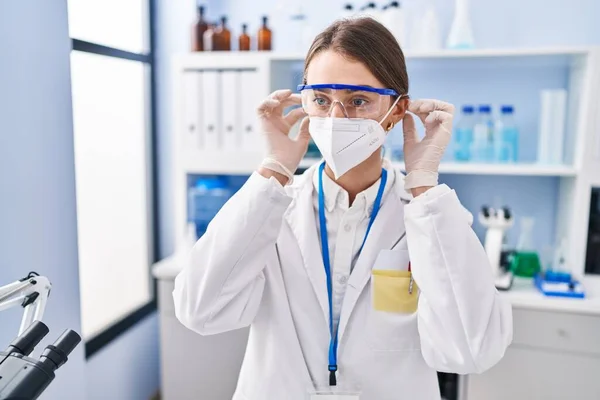 Jovem Cientista Caucasiana Usando Máscara Médica Laboratório — Fotografia de Stock