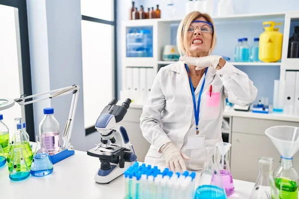 Блондинка Середнього Віку Працює Науковій Лабораторії Розрізаючи Горло Рукою Ніж — стокове фото