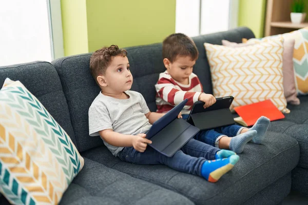Due Bambini Che Guardano Video Touchpad Seduti Sul Divano Casa — Foto Stock