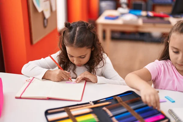 Anaokulu Öğrencisi Sınıfta Masaya Oturmuş Kağıda Resim Çiziyor — Stok fotoğraf