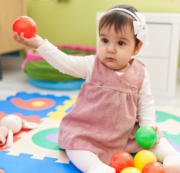 Schattige Spaanse Baby Spelen Met Ballen Zitten Vloer Kleuterschool — Stockfoto