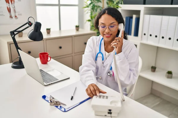 Young Latin Woman Wearing Doctor Uniform Talking Telephone Clinic — Stock Photo, Image