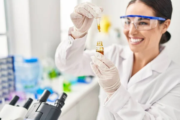 Young Beautiful Hispanic Woman Scientist Holding Liquid Laboratory — Stockfoto