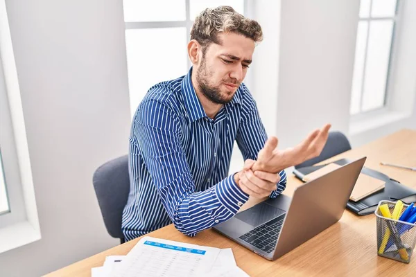 Young Man Business Worker Suffering Wrist Pain Working Office — Stockfoto