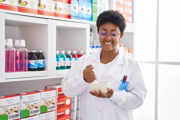 Afroamerikansk Kvinna Farmaceutisk Blandning Produkt Som Arbetar Apotek — Stockfoto
