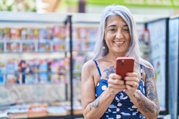 Middle Age Grey Haired Woman Smiling Confident Using Smartphone Street — ストック写真