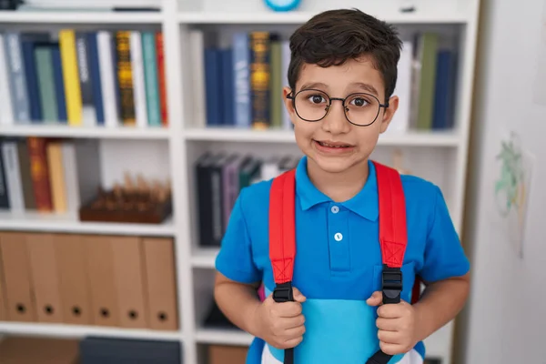 Roztomilý Hispánský Chlapec Student Úsměv Sebevědomí Stojící Knihovně Školy — Stock fotografie
