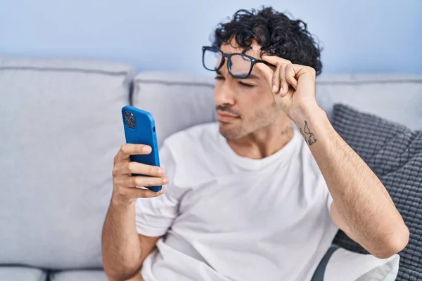 Young Hispanic Man Looking Smartphone Vision Problem Home — Stock Photo, Image